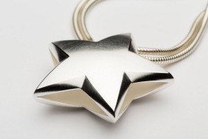 Halsband av Åsa Hallqvist. Foto Christian Habetzeder.