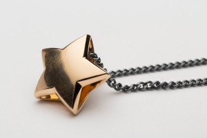 Halsband av Åsa Hallqvist. Foto Christian Habetzeder.