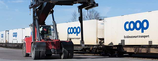 Företagsfotografering av lastning på Coop Terminal i Bro.