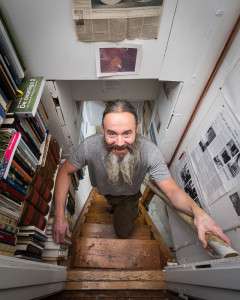 Guld och silversmedsmästare Fredrik Ingemansson i sin verkstad och hem på Färingsö. Foto: Christian Habetzeder.