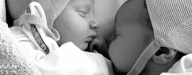 Nyfödda tvillingar som sover - Boka en fotografering med fotograf Christian Habetzeder