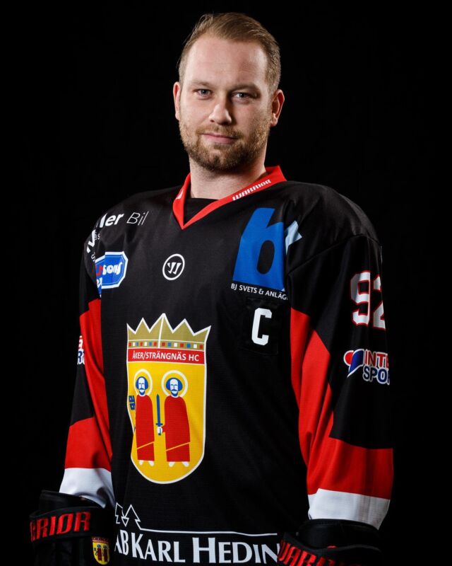 Lagkaptenen i Åker/Strängnäs HC - Jesper Karlsson - i ny matchtröja. 

Jag fick det ärofyllda uppdraget att fotografera laget i de nya matchkläderna för säsongen 2021-2022. 

@akerstrangnashc #hockey #ishockey #a-lag #hockeytvåan #porträtt #porträttfotograf #fotografchristianhabetzeder