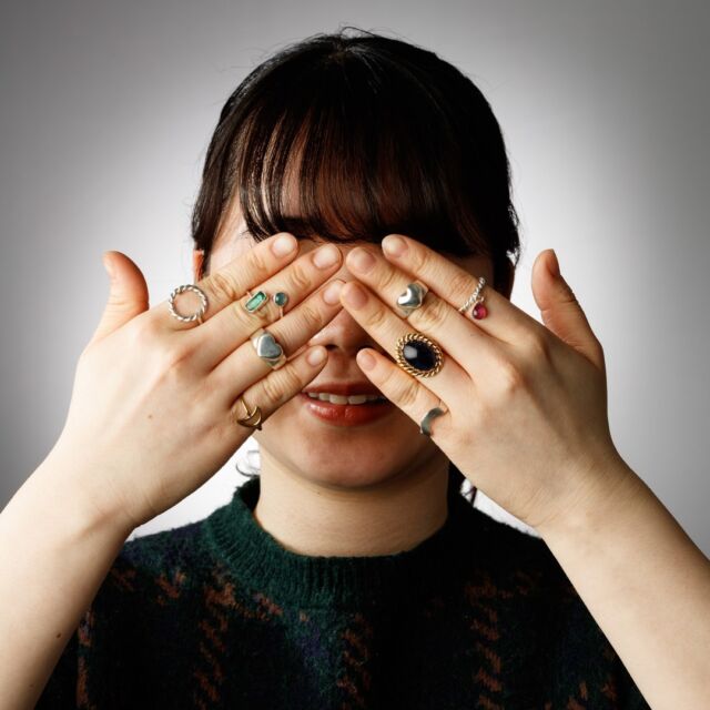 Ringar av Yukiko Tokuda på Yukiko Tokuda under en fotografering på Leksands folkhögskola.

@anyprfm22 @lfhsk @metall.lfhsk #metall #silver #smycken #ring #handmodell #tummenupp #konst #fotografchristianhabetzeder #studio #studiophotographer